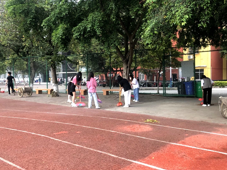 我校開展“愛護環(huán)境，共建清潔美麗校園