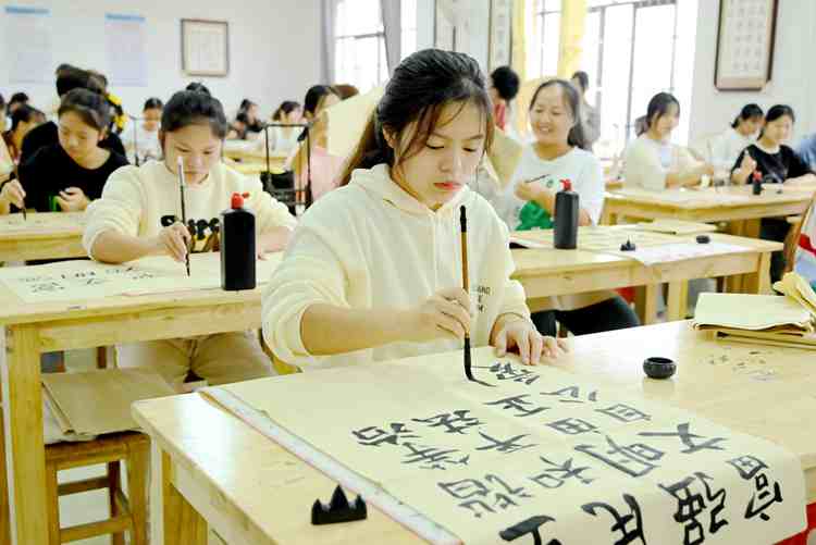 妙筆寫“清廉”，翰墨揚正氣 | 我校開展廉潔文化進(jìn)書法課堂活動