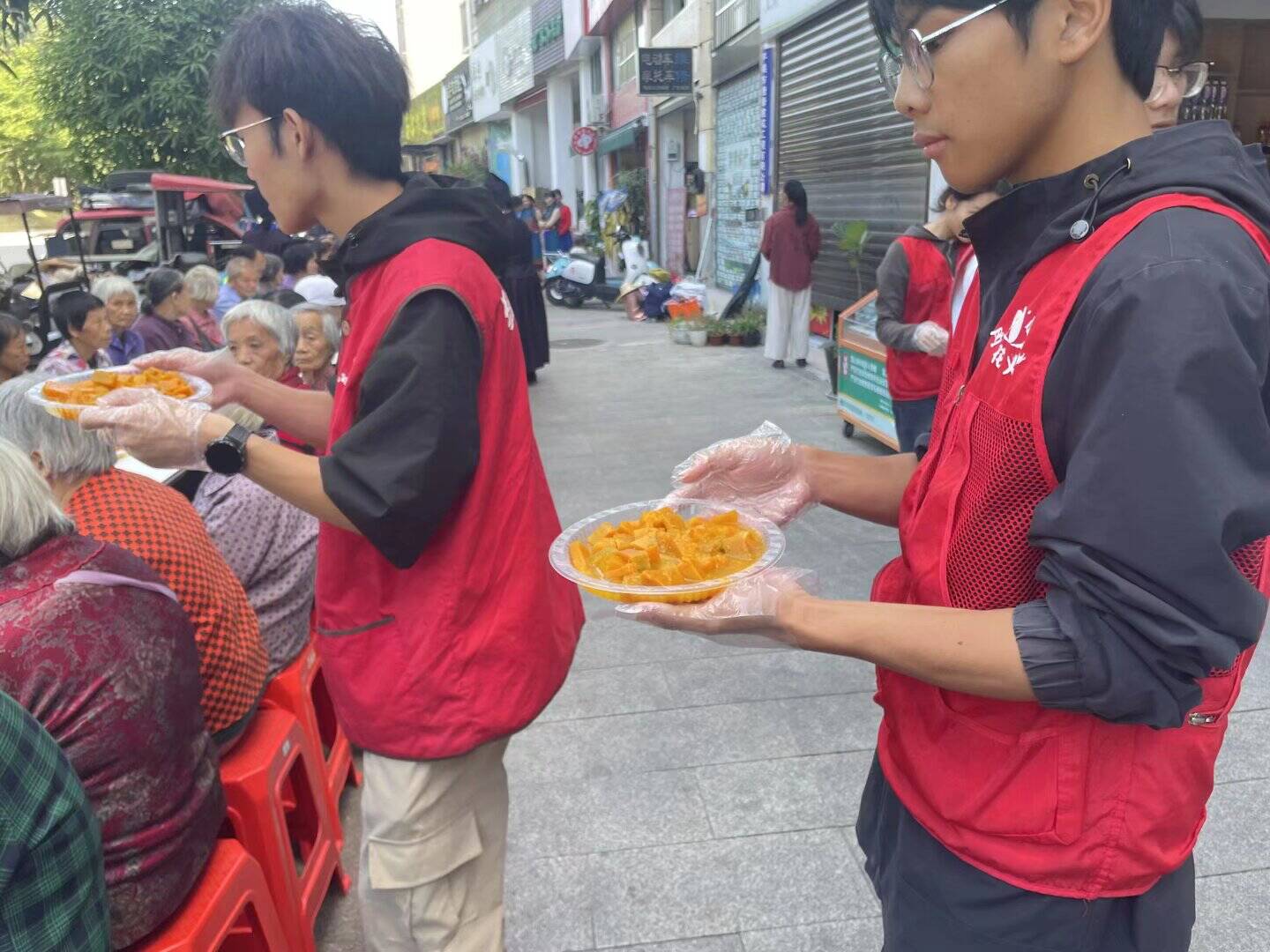 汽車與機電學(xué)院志愿者愛心餐廳志愿行